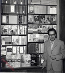 1953 Elio Davanti alla vetrina interna