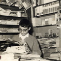 1955 circa Mimmo Lamberti legge il corriere filatelico