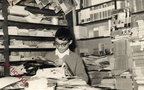 1955 circa Mimmo Lamberti legge il corriere filatelico