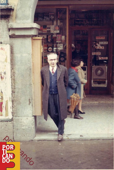 1969_Elio_Lamberti_davanti_alla_libreria_rimodernata.jpg