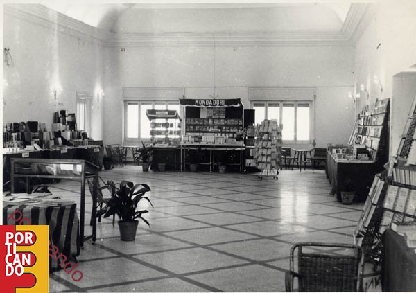 1962_mostra_del_libro_organizzata_da_Elio__al_club_universitario.jpg
