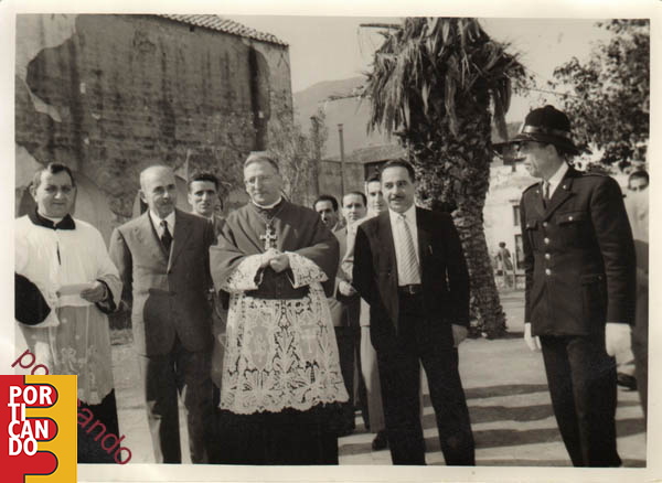 1965_Quarantesimo_Umberto_Barone_presidente_A.C_con_il_vescovo_Alfredo_Vozzi.jpg
