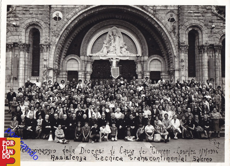 1974_pellegrinaggio_a_Lourdes_della_diocesi_di_cava_vescovo_Vozzi_fra_gli_altri_Carmine_Santoriello.jpg