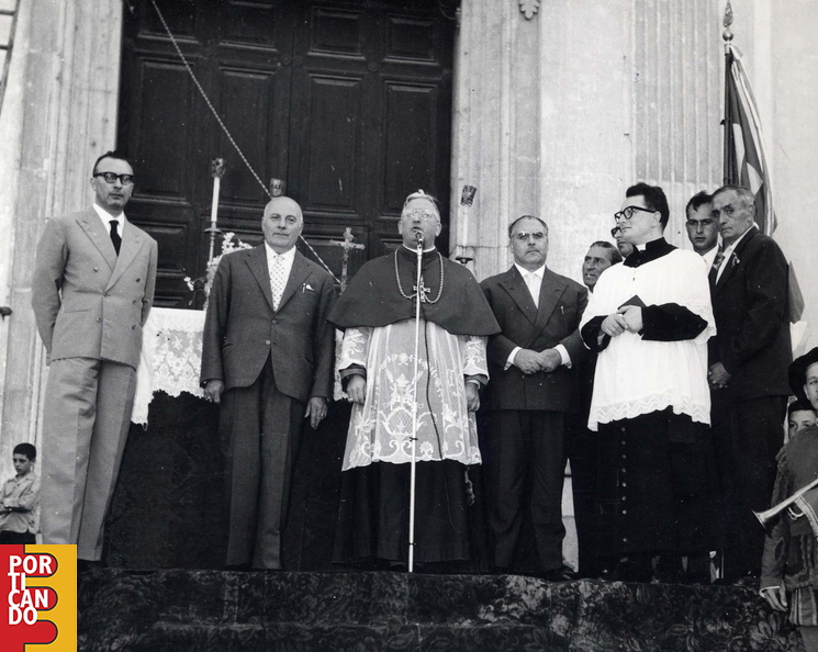 1970_circa_il_vescovo_Vozzi_benedice_i_pistoni_all_festa_di_monte_castello__fra_gli_altri_Caiazza_Eugenio_Abbro_Clarizia.jpg