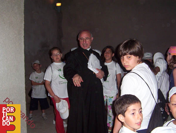2006_L'abate_Chianetta_con_i_giovani_del_campus_(_foto_di_Giovanni_Carleo_).jpg