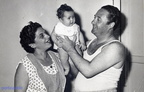 1960 circa Genoveffa e Gigi Ricciardi con la nipote patrizia