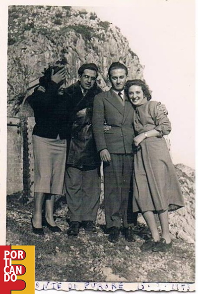 1953_Pasquale_Criscuolo_con_Annamaria_Palmieri_ed_una_coppia_di_amici_a_Furore.jpg