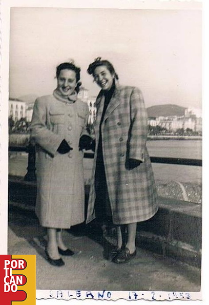1953_Annamaria_Palmieri_con_un'amica_a_salerno.jpg